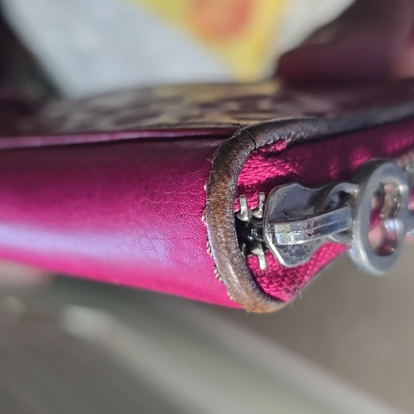 Fossil Pink And RED Embossed Women's Wallet GUC - Picture 9 of 12